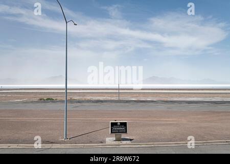 États-Unis, Utah. Interstate 80 traversant les Bonneville Salt Flats. Banque D'Images