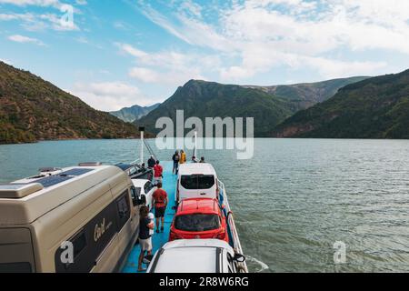 Un ferry transporte des véhicules et des passagers à travers le lac Koman, un grand réservoir construit sur la rivière Drin dans le nord de l'Albanie. Banque D'Images