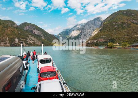 Un ferry transporte des véhicules et des passagers à travers le lac Koman, un grand réservoir construit sur la rivière Drin dans le nord de l'Albanie. Banque D'Images