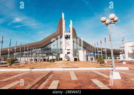 Le Palais de la Jeunesse et des Sports 'Boro et Ramiz', construit en 1977 à Pristina, Kosovo. Inspiré par le style métabolique de l'architecture Banque D'Images