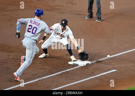 Le premier baseman de New York mets PETE ALONSO (20) est au début pour courir à l'intérieur de la ligne de base et interférer avec le lancer comme Houston Astros premier ba Banque D'Images