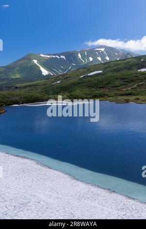 Neige persistante et étang de Kagami Banque D'Images