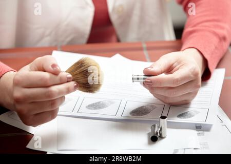 Scientifique médico-légal, recherche manuelle et par balle pour empreintes digitales, adn et recherche avec brosse. Test, professionnel et enquêteur sur une scène de crime Banque D'Images