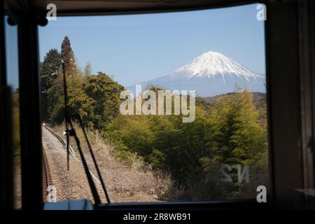 Fuji depuis la fenêtre du train Banque D'Images