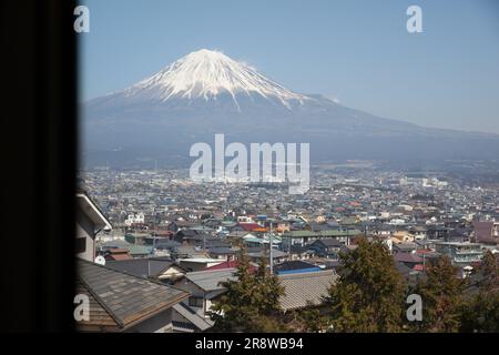 Fuji depuis la fenêtre du train Banque D'Images