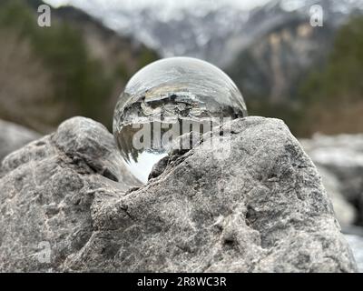 Lensball, boule de cristal sur des rochers, reflétant une crique alpine, en arrière-plan la célèbre montagne Zimba de Montafon (Vorarlberg, Autriche). Banque D'Images