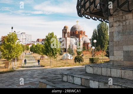 L'église inachevée du Christ Sauveur, vue depuis les marches de la Bibliothèque nationale du Kosovo, Pristina Banque D'Images