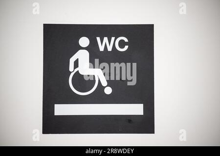 Berlin, Allemagne. 23rd juin 2023. Un panneau indique une toilette accessible aux personnes handicapées. La Galerie Berlinische offre divers types d'assistance aux personnes ayant une déficience. (À dpa-KORR 'le voyage sans barrière est également possible à Berlin - mais pas toujours") Credit: Hannes P. Albert/dpa/Alay Live News Banque D'Images