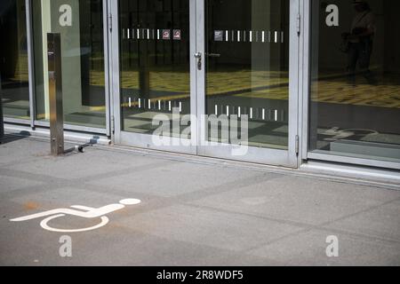 Berlin, Allemagne. 23rd juin 2023. Un pictogramme à l'extérieur de la galerie indique une entrée accessible aux personnes handicapées. La Galerie Berlinische offre divers types d'assistance aux personnes ayant une déficience. (À dpa-KORR 'le voyage sans barrière est également possible à Berlin - mais pas toujours") Credit: Hannes P. Albert/dpa/Alay Live News Banque D'Images