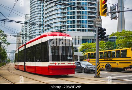 Vue sur la rue du nouveau tramway TTC fabriqué par Bombardier dans le quartier des divertissements du centre-ville de Toronto. Tramway New Toronto Transit Commission dans les rues de Toronto Banque D'Images