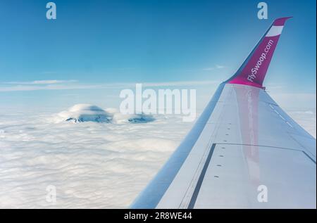 Photo de l'aile d'avion contre le ciel bleu, flyinig au-dessus des nuages. Un coup de Boeing 737-800 peu après le décollage de l'aéroport international de Toronto Banque D'Images