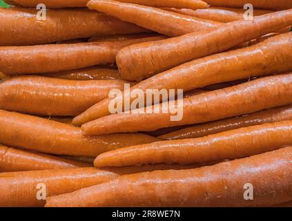 Pile de carottes pour le fond. Épicerie. Étagères avec légumes naturels biologiques dans le supermarché ou le marché agricole. Produits frais. Personne, sélectif Banque D'Images