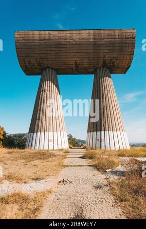 Le grand béton est tombé Miners spomenik à Mitrovica, Kosovo. Terminé 1973 à la mémoire des mineurs serbes et albanais qui ont combattu l'invasion allemande Banque D'Images