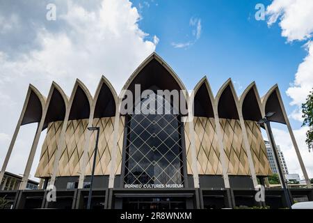 Kuching, Malaisie - Mai 2023 : l'architecture du musée Bornéo cultures au Sarawak Museum Complex de Kuching, Malaisie. Banque D'Images