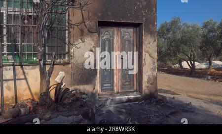 TURMUS AYYA, ISRAËL - JUIN 21 : une maison palestinienne est endommagée après avoir été incendiée par des colons juifs dans la ville de Turmus Ayya, située près de la colonie israélienne de Shilo sur 21 juin 2023, en Cisjordanie, en Israël. Des centaines de colons israéliens ont lancé une attaque contre la ville palestinienne de Turmus Ayya, jetant des pierres sur des maisons et incendiant des dizaines de voitures et de maisons. Crédit : Eddie Gerald/Alay Live News Banque D'Images