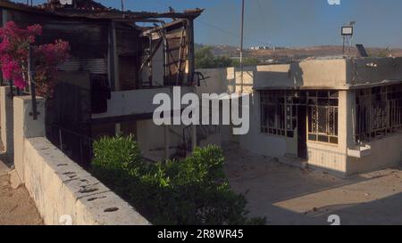 TURMUS AYYA, ISRAËL - JUIN 21 : une maison palestinienne est endommagée après avoir été incendiée par des colons juifs dans la ville de Turmus Ayya, située près de la colonie israélienne de Shilo sur 21 juin 2023, en Cisjordanie, en Israël. Des centaines de colons israéliens ont lancé une attaque contre la ville palestinienne de Turmus Ayya, jetant des pierres sur des maisons et incendiant des dizaines de voitures et de maisons. Crédit : Eddie Gerald/Alay Live News Banque D'Images