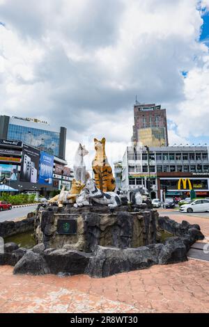 Kuching, Malaisie - Mai 2023: Kuching statue de chat dans le centre-ville de Kuching, Sarawak, Malaisie. Statue de chat de référence dans la ville Banque D'Images