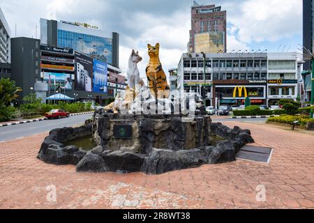 Kuching, Malaisie - Mai 2023: Kuching statue de chat dans le centre-ville de Kuching, Sarawak, Malaisie. Statue de chat de référence dans la ville Banque D'Images