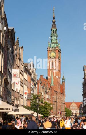 Hôtel de ville principal de Gdansk et touristes dans la rue Dluga ou Ulica Dluga dans la vieille ville de Gdansk, Pologne, Europe, UE Banque D'Images