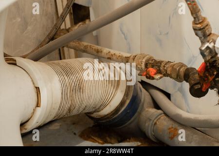 tuyau d'eau avec robinets dans la salle de bains, réparation du robinet dans les toilettes Banque D'Images