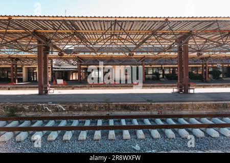 De nouvelles voies posées sur des traverses en béton à la gare de Fushë Kosovë, à la périphérie de Pristina, au Kosovo Banque D'Images