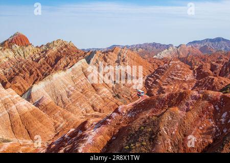 Route sinueuse à travers les montagnes colorées de l'arc-en-ciel. Paysage de la Chine sur la route de la soie. Magnifique coucher de soleil au parc géologique national de Zhangye Danxia, Gan Banque D'Images