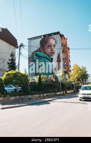 Une fresque représentant une jeune fille sur le côté d'un immeuble dans la ville de Ferizaj, au centre du Kosovo Banque D'Images