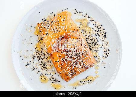 Fromage feta enveloppé de phyllo croustillant avec une sauce au miel et des graines de sésame. Cuisine grecque de meze hors-d'œuvre locale. Originaire de Crète en Grèce. Banque D'Images