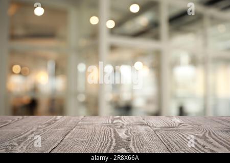 Table en bois vide dans le hall. Espace de conception Banque D'Images