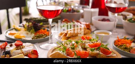 Différents plats savoureux pour le brunch à l'intérieur de la table, design de bannière Banque D'Images