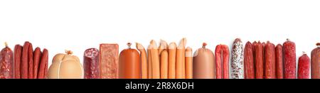 Beaucoup de différentes saucisses savoureuses sur fond blanc, vue de dessus. Bannière Banque D'Images