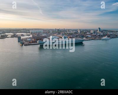 Vue aérienne du port de Portsmouth avec le HMS Queen Elizabeth Banque D'Images