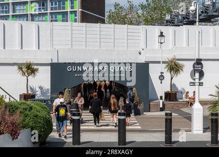 Les gens font des courses au centre commercial Gunwharf Quays Waterfront Outlet de Portsmouth, Hampshire, Angleterre, Royaume-Uni Banque D'Images