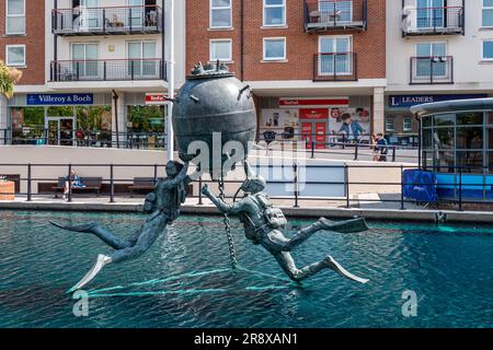 Le Vernon Mine Warfare & Diving Monument à Gunwharf Quays dans la ville navale de Portsmouth, l'ancien site de HMS Vernon, Hampshire, Angleterre, Royaume-Uni Banque D'Images