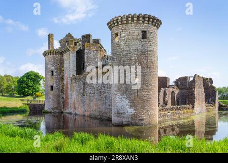 Caerlaverock Castle Scotland un château écossais triangulaire avec un fossé à Dumfries et Galloway Scotland UK GB Europe Banque D'Images