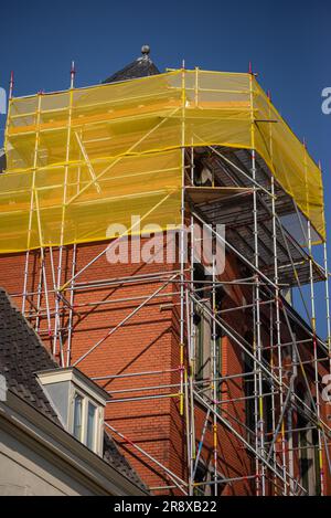 Chantier de construction dans le ceter de la Leiden, pays-Bas avec échafaudage jaune Banque D'Images