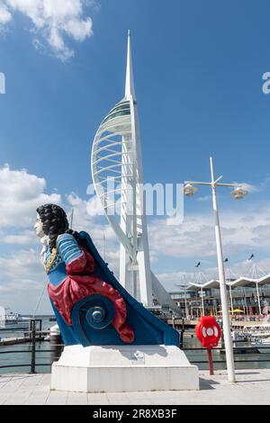 Navire à tête figurée et la Tour Spinnaker, un site d'intérêt et une attraction populaire pour les visiteurs à Portsmouth, Hampshire, Angleterre, Royaume-Uni, lors d'une journée ensoleillée d'été en juin Banque D'Images