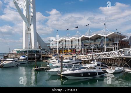 Gunwharf Quays Marina dans le port de Portsmouth, Hampshire, Angleterre, Royaume-Uni, le jour ensoleillé de juin ou d'été Banque D'Images