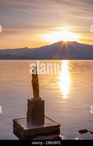 Statue de Tatsuko le matin et lac Tazawa Banque D'Images