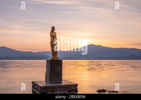 Statue de Tatsuko le matin et lac Tazawa Banque D'Images