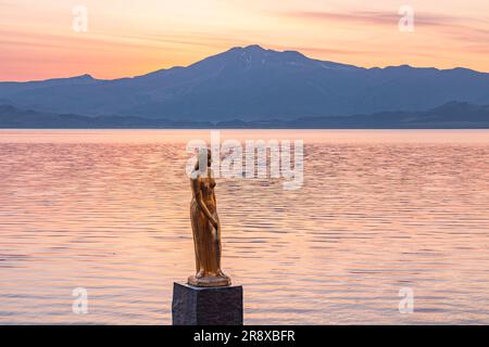 Statue de Tatsuko le matin et lac Tazawa Banque D'Images