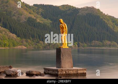 Statue de Tatsuko le matin et lac Tazawa Banque D'Images