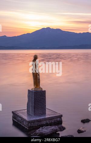 Statue de Tatsuko le matin et lac Tazawa Banque D'Images