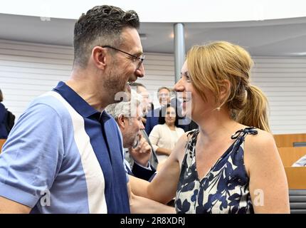 Bruxelles, Belgique. 23rd juin 2023. Pascal Smet, ancien secrétaire d'Etat de la région de Bruxelles, et ans Persoons, secrétaire d'Etat de la région de Bruxelles, photographiés lors d'une session plénière du Parlement de la région de Bruxelles, le vendredi 23 juin 2023. Persoons remplace Smet en tant que secrétaire d'État après le départ de Smet à la suite de l'affaire des visas pour les politiciens iraniens qui assistaient au Sommet urbain de Bruxelles. BELGA PHOTO ERIC LALMAND crédit: Belga News Agency/Alay Live News Banque D'Images