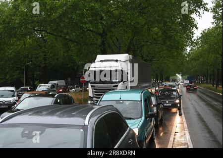 Berlin, Allemagne. 23rd juin 2023. Les véhicules se trouvent à proximité sur Heerstrasse, au niveau du pont inondé de Frey. En raison des fortes précipitations, la route dans cette zone est impraticable. Il est fermé à la circulation normale. Il y a beaucoup d'obstacles à la circulation. Credit: Paul Zinken/dpa/Alay Live News Banque D'Images