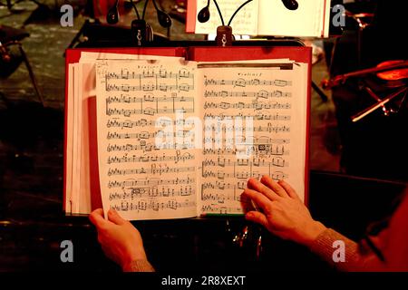 Image de partitions pour violon sur un stand de musique dans une fosse d'orchestre Banque D'Images