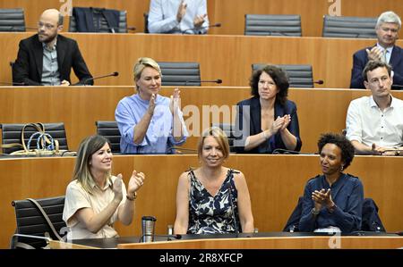 Bruxelles, Belgique. 23rd juin 2023. Région de Bruxelles Secrétaire d'Etat Ans Persoons (C) photographié lors d'une session plénière du Parlement de la région de Bruxelles, vendredi 23 juin 2023. Persoons remplace Smet en tant que secrétaire d'État après le départ de Smet à la suite de l'affaire des visas pour les politiciens iraniens qui assistaient au Sommet urbain de Bruxelles. BELGA PHOTO ERIC LALMAND crédit: Belga News Agency/Alay Live News Banque D'Images