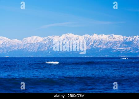 Côte d'Amaharashi et chaîne de montagnes de Tateyama Banque D'Images