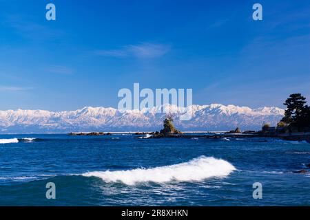 Côte d'Amaharashi et chaîne de montagnes de Tateyama Banque D'Images