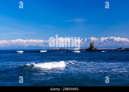 Côte d'Amaharashi et chaîne de montagnes de Tateyama Banque D'Images